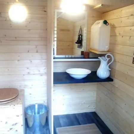 Les Tonneaux De L'eure Insolite Bed & Breakfast