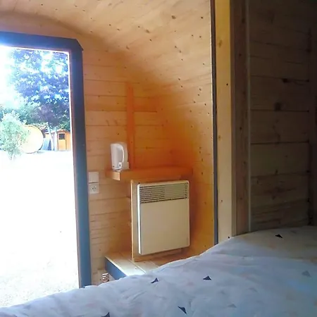Les Tonneaux De L'eure Insolite Bed & Breakfast