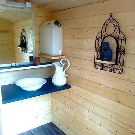 Les Tonneaux De L'eure Insolite Bed & Breakfast *